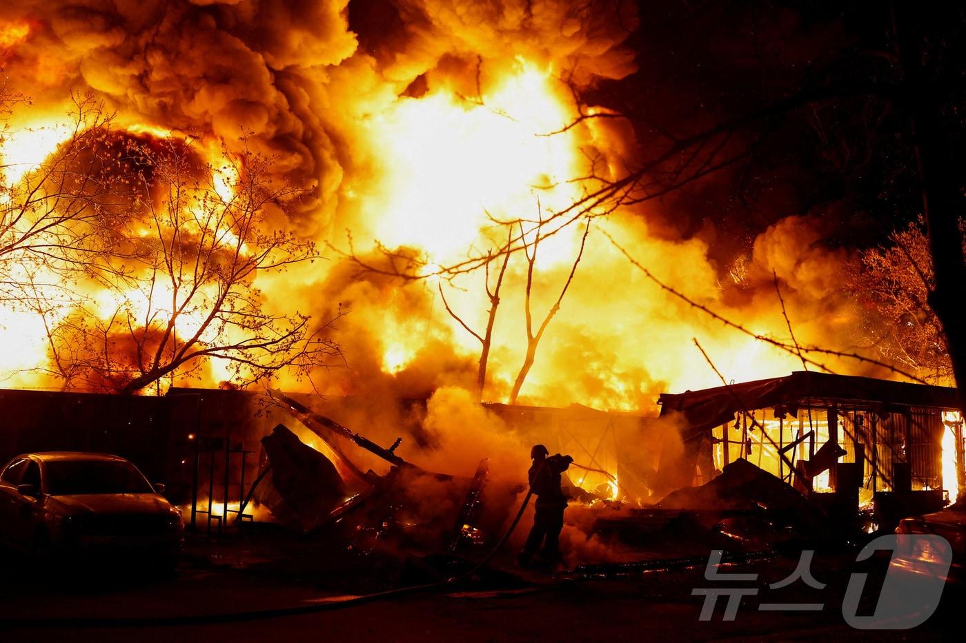 본문 이미지 - 우크라이나 키이우에서 러시아의 미사일 공격을 받은 재활용 재료 현장에서 16일(현지시간) 소방관이 진화 작업을 하고 있다. 2026.4.16 ⓒ 로이터=뉴스1