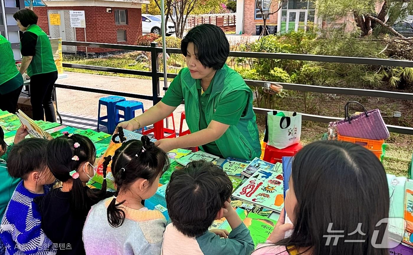 본문 이미지 - 새마을문고중앙회 충북 증평군지부는 16일 증평교육도서관에서 지역 주민과 학생을 대상으로 '책드림' 행사를 개최했다.(증평군 제공. 재판매 및 DB금지)