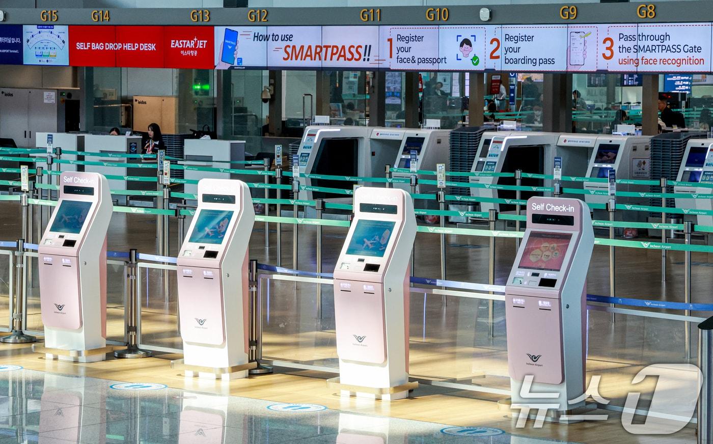 본문 이미지 - 중동 사태에 장기화로 국제선 항공권의 유류할증료가 사상 최고 수준으로 치솟은 16일 인천국제공항 제1여객터미널 출국장이 한산한 모습을 보이고 있다. 이날 항공업계에 따르면 5월 발권 국제선 항공권에는 유류할증료가 최고 수준인 33단계로 책정됐다. 대한항공 장거리 노선인 뉴욕·보스턴·시카고 등의 유류할증료는 지난달 9만9000원에서 5월 56만4000원으로 5배 넘게 상승했다. 2026.4.16 ⓒ 뉴스1 이호윤 기자