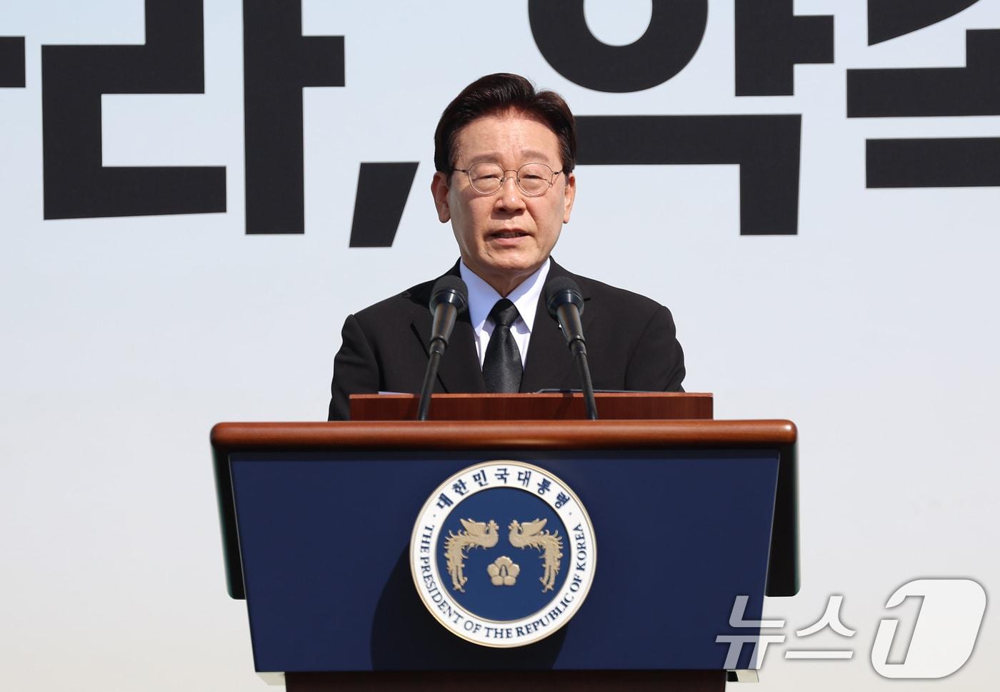 본문 이미지 - 이재명 대통령이 16일 경기 안산 단원구 화랑유원지에서 열린 세월호 참사 12주기 기억식에서 추도사를 하고 있다. (청와대통신사진기자단) 2026.4.16 ⓒ 뉴스1 이재명 기자