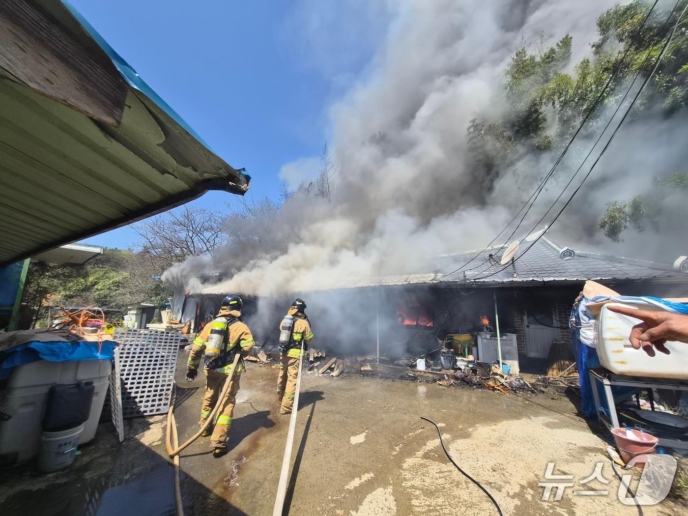 본문 이미지 - 소방대원들이 16일 전남 나주 한 주택에서 불길을 진압하고 있다.(사진=전남소방본부 제공.)