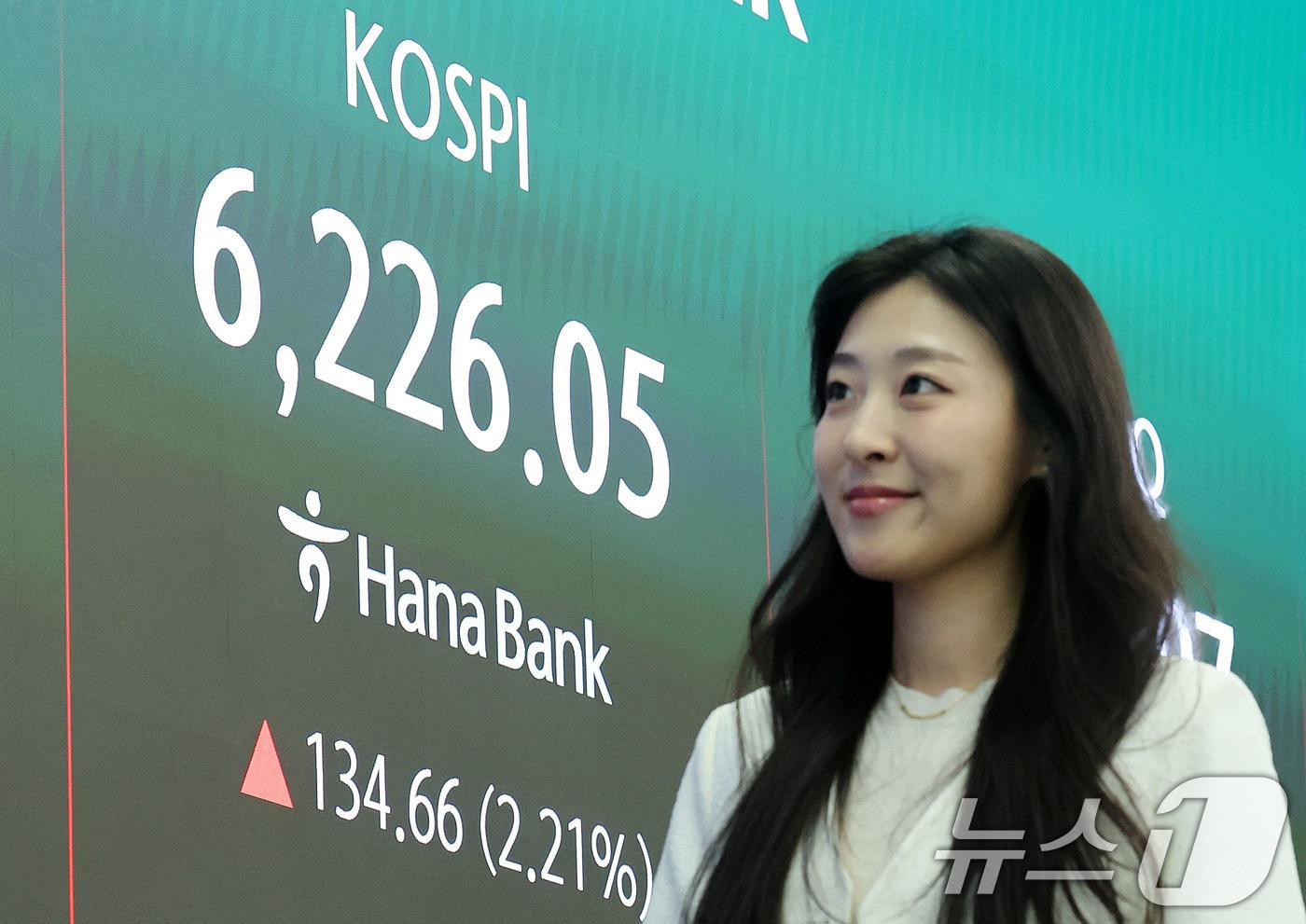 본문 이미지 - 16일 서울 중구 하나은행 딜링룸 현황판에 코스피지수가 전일 종가 대비 134.66포인트(p)(2.21%) 상승한 6226.05를 나타내고 있다. 이날 코스닥은 전일 대비 10.54포인트(p)(0.91%) 상승한 1162.97로 마감했다. 2026.4.16 ⓒ 뉴스1 박지혜 기자