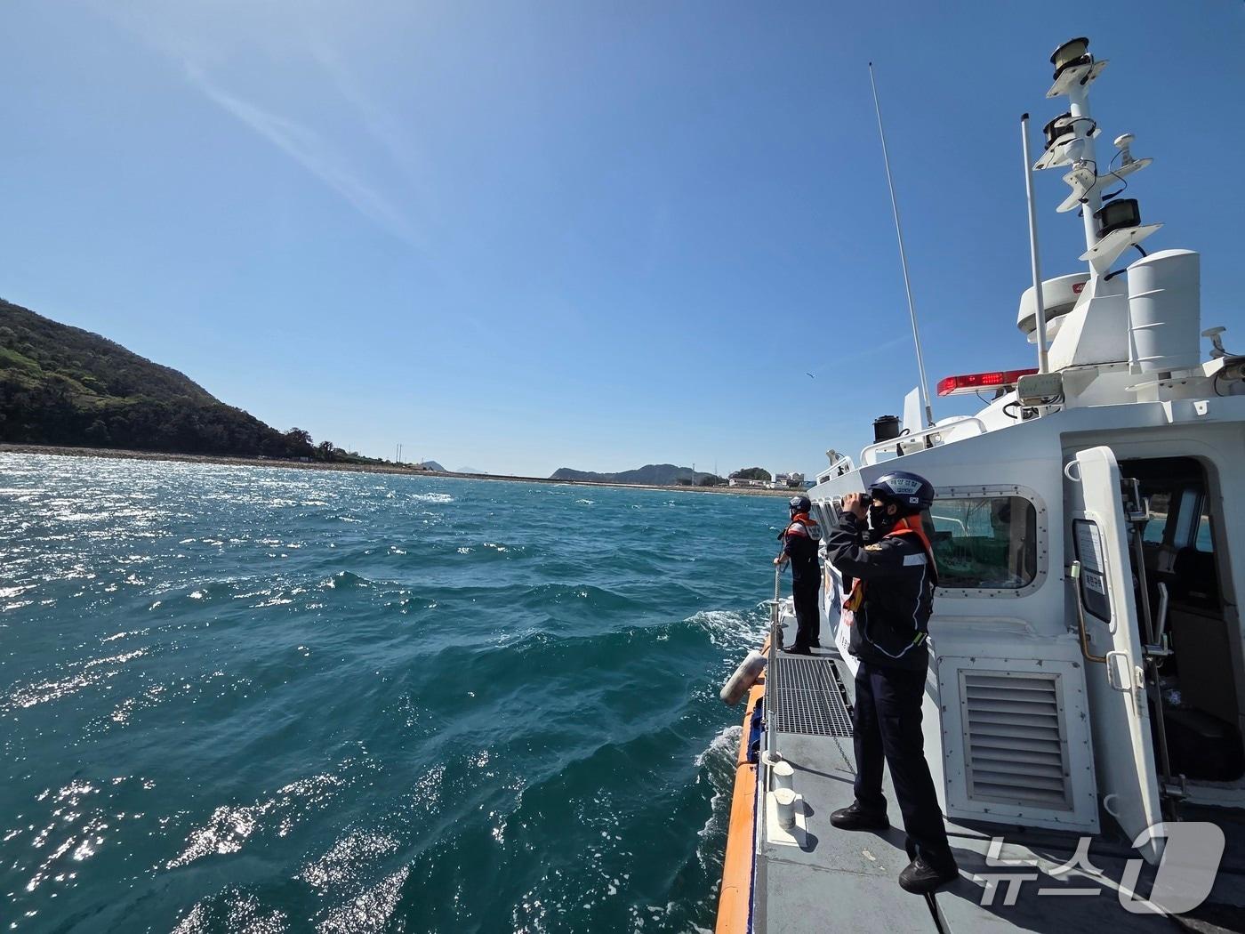 본문 이미지 - 다이버들이 실종된 해역을 수색하고 있는 해경.(통영해경 제공. 재판매 및 DB금지)