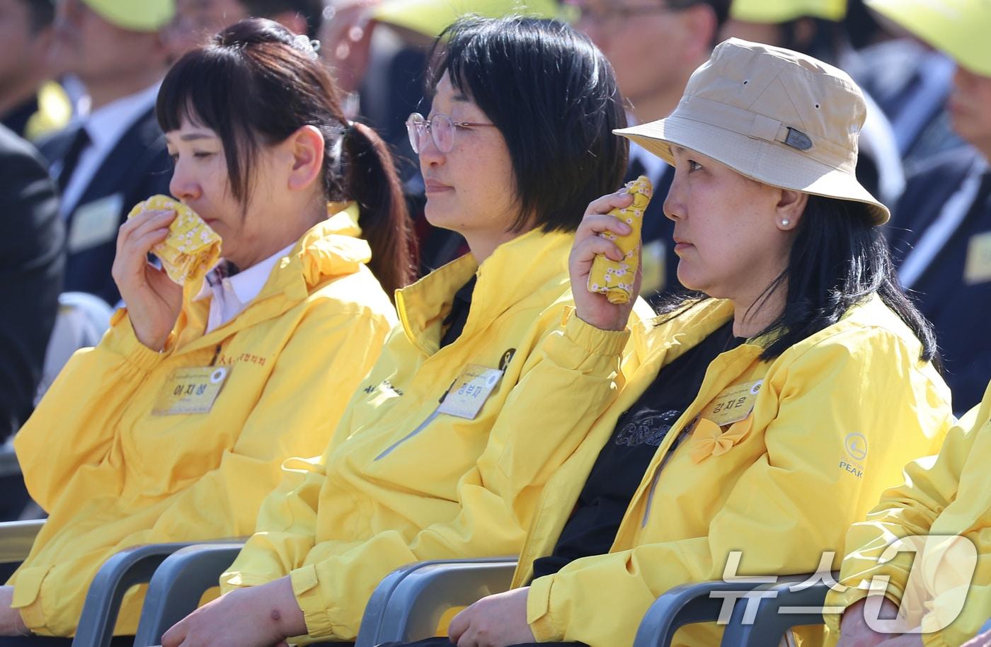 본문 이미지 - 16일 경기 안산 단원구 화랑유원지에서 열린 세월호 참사 12주기 기억식에 참석한 유가족들이 기억영상을 시청하며 눈물 흘리고 있다. (청와대통신사진기자단) 2026.4.16 ⓒ 뉴스1 허경 기자