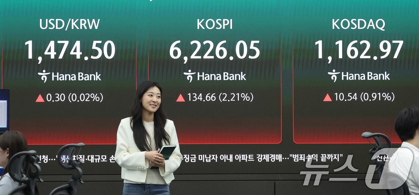 본문 이미지 - 16일 서울 중구 하나은행 딜링룸 현황판에 코스피지수가 전일 종가 대비 134.66포인트(p)(2.21%) 상승한 6226.05를 나타내고 있다. 2026.4.16 ⓒ 뉴스1 박지혜 기자
