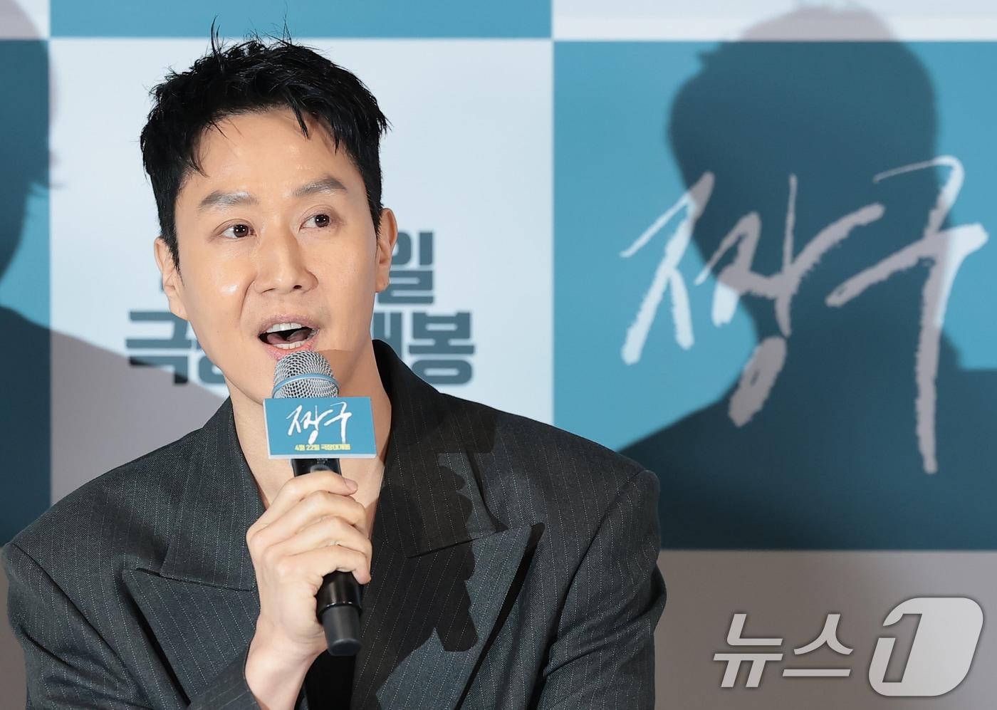 본문 이미지 - 배우 정우가 16일 서울 용산구 CGV용산아이파크몰에서 열린 영화 '짱구'(감독 정우, 오성호) 언론시사회에 참석해 인사말을 하고 있다. '짱구'는 매번 꺾이고 좌절해도 배우가 되겠다는 바람 하나로 버티고 일어서는 오디션 천재 '짱구'(정우 분)의 유쾌하고 뜨거운 도전 드라마다. 2026.4.16 ⓒ 뉴스1 권현진 기자