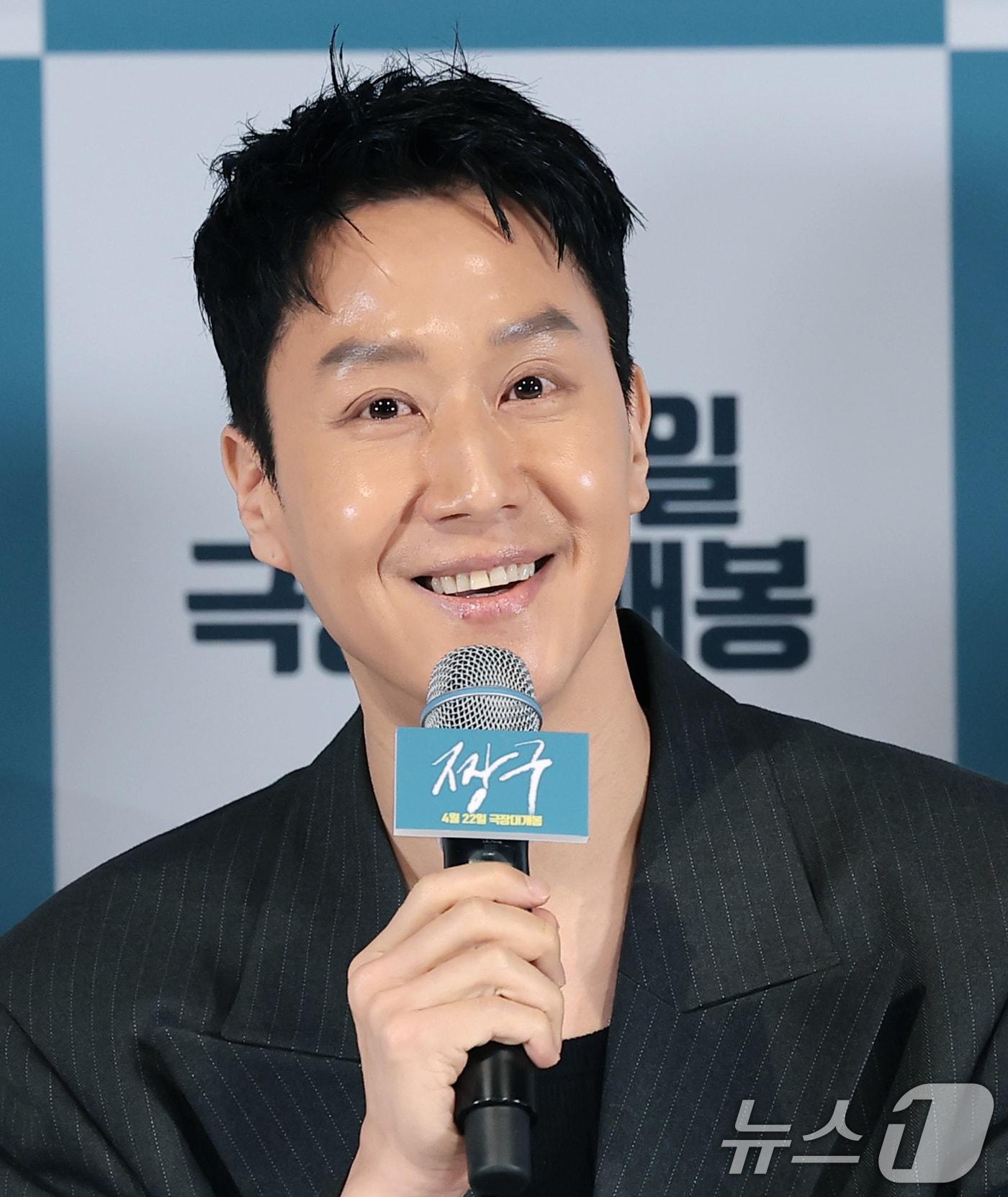 본문 이미지 - 배우 정우가 16일 서울 용산구 CGV용산아이파크몰에서 열린 영화 '짱구'(감독 정우, 오성호) 언론시사회에 참석해 인사말을 하고 있다. '짱구'는 매번 꺾이고 좌절해도 배우가 되겠다는 바람 하나로 버티고 일어서는 오디션 천재 '짱구'(정우)의 유쾌하고 뜨거운 도전 드라마다. 2026.4.16 ⓒ 뉴스1 권현진 기자