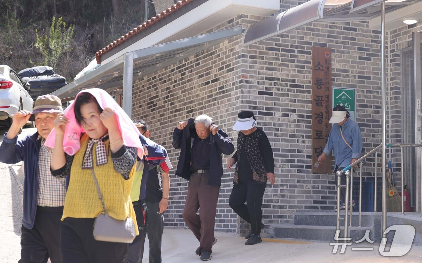 본문 이미지 - 산사태 예비경보 상황을 가정한 민관합동 대피훈련 모습.(동구 제공. 재판매 및 DB금지)/뉴스1