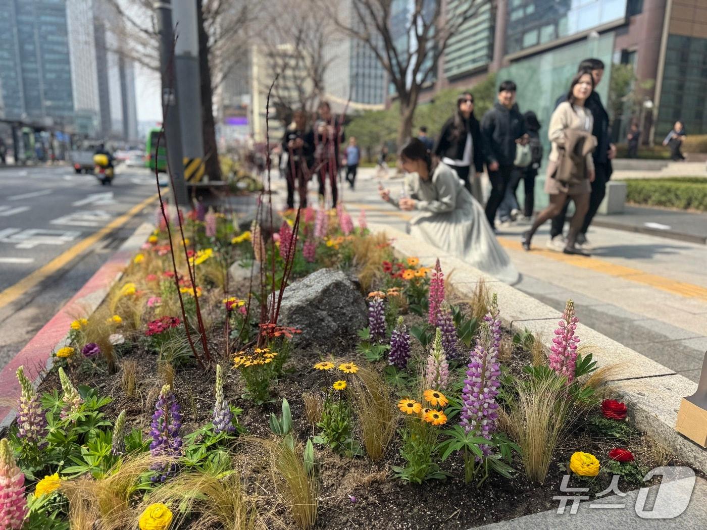 본문 이미지 - 종로구에 위치한 가로변 정원.(서울시 제공)