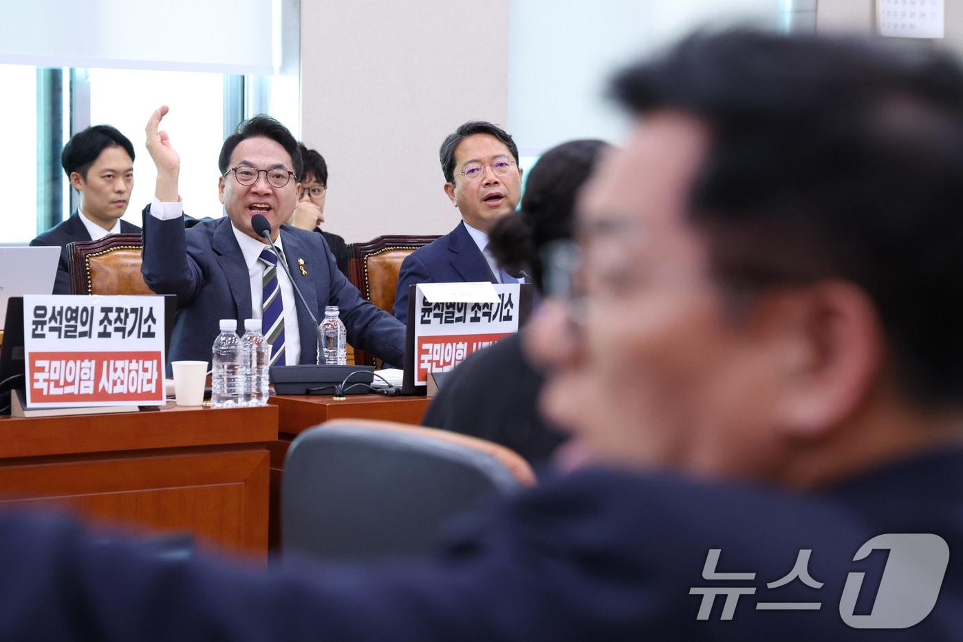 본문 이미지 - 박선원 더불어민주당 의원과 이상휘 국민의힘 의원이 16일 서울 여의도 국회 윤석열정권정치검찰조작기소의혹사건진상규명국정조사특별위원회에서 열린 대장동·김용 전 민주연구원 부원장·위례신도시 조작기소 의혹 사건 청문회에서 언쟁을 벌이고 있다. 2026.4.16 ⓒ 뉴스1 신웅수 기자