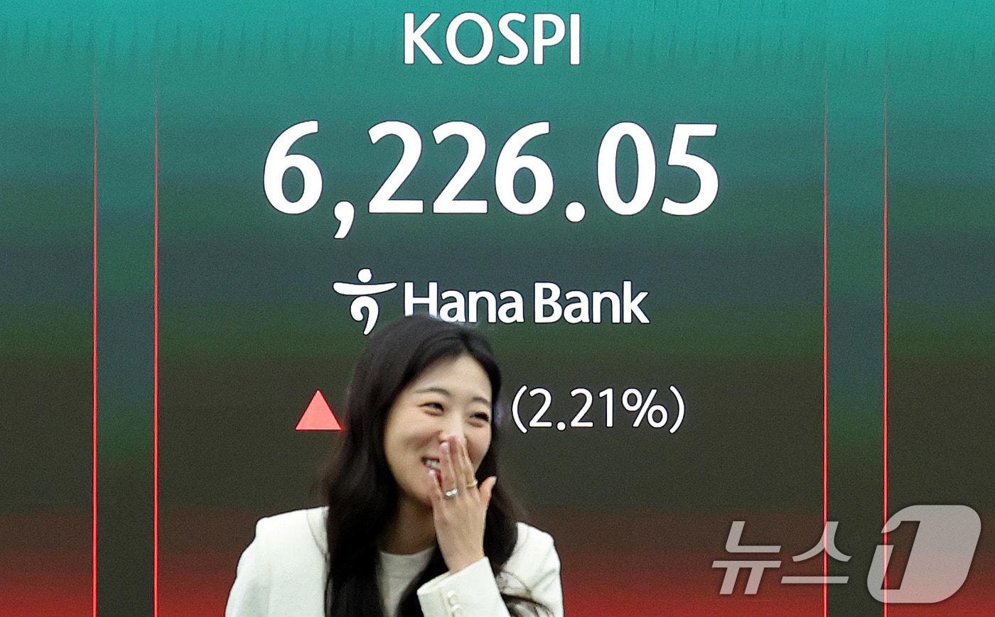 본문 이미지 - 16일 서울 중구 하나은행 딜링룸 현황판에 코스피지수가 전일 종가 대비 134.66포인트(p)(2.21%) 상승한 6226.05를 나타내고 있다. 이날 코스닥은 전일 대비 10.54포인트(p)(0.91%) 상승한 1162.97로 마감했다. 2026.4.16 ⓒ 뉴스1 박지혜 기자