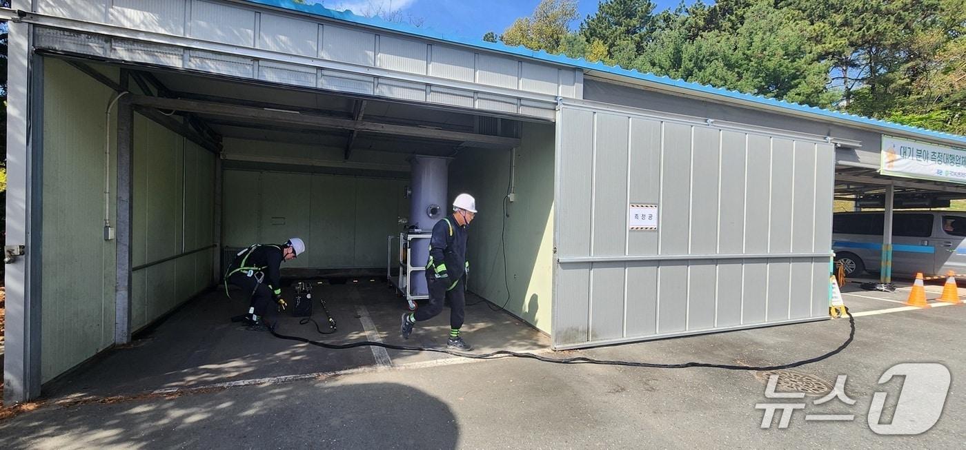 본문 이미지 - 대기 분야 정기 숙련도 시험 모습.(대전보건환경연구원 제공. 재판매 및 DB금지)/뉴스1