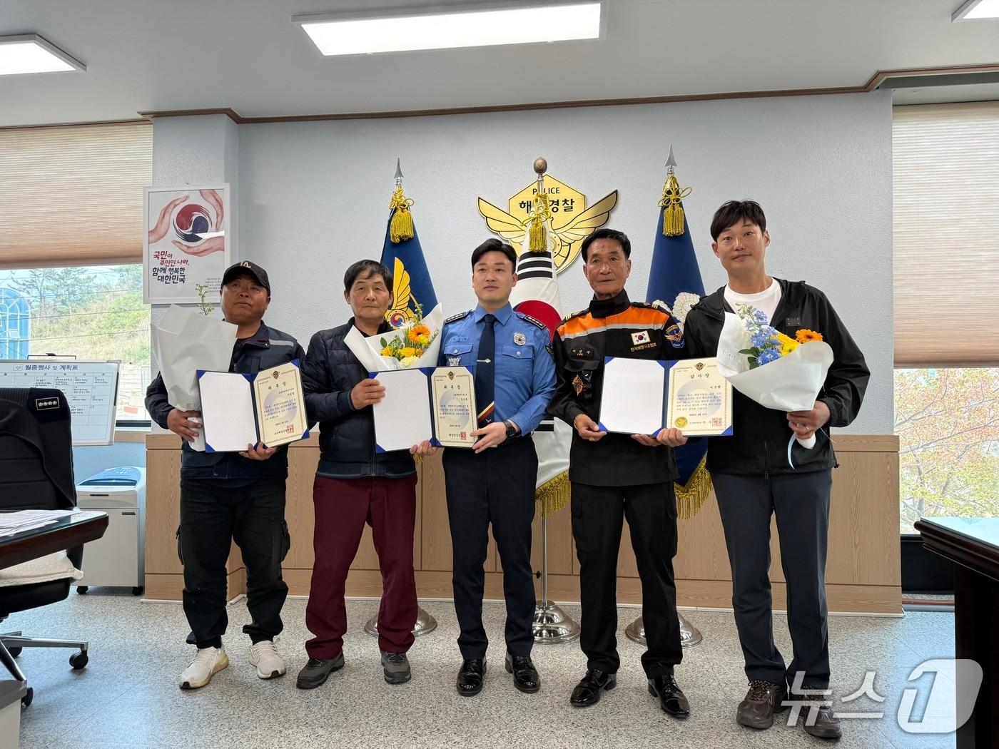 본문 이미지 - 이우수 속초해양경찰서장(사진 가운데)이 16일 경찰서에서 최근 해양사고 현장에서 적극적인 구조활동을 도운 이준행 씨(사진 맨 오른쪽) 등 민간 구조대원 4명에게 포상을 수여하고 기념촬영을 하고 있다. (속초해경 제공, 재판매 및 DB 금지) 2026.4.16/뉴스1