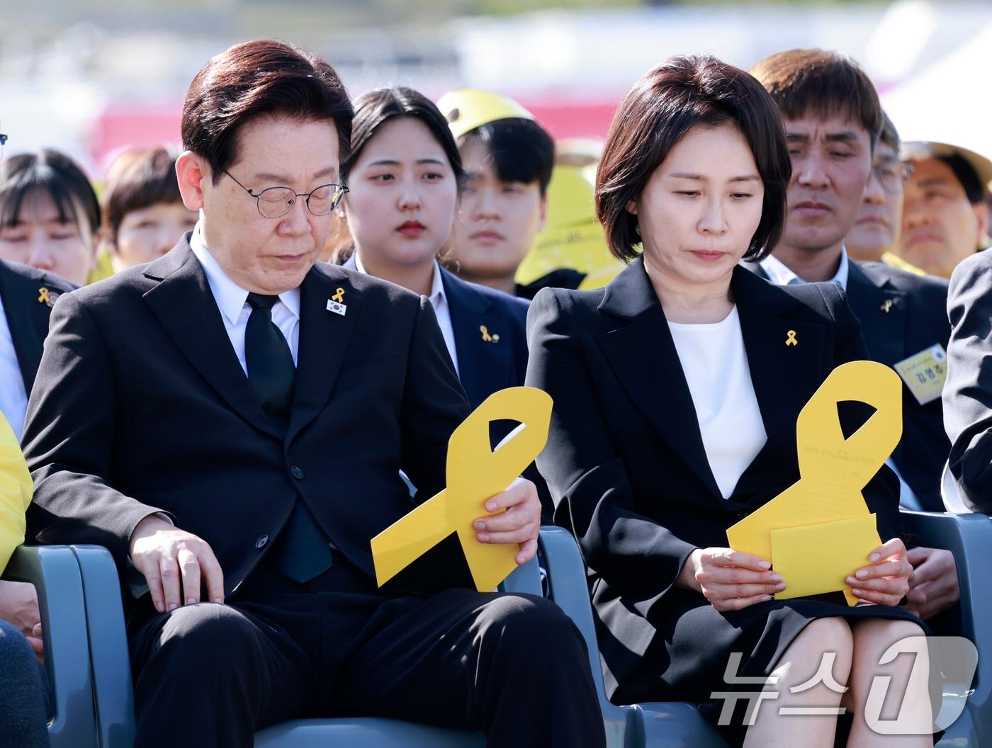 본문 이미지 - 이재명 대통령과 김혜경 여사가 16일 경기 안산 단원구 화랑유원지에서 열린 세월호 참사 12주기 기억식에서 편지 낭독을 듣고 있다. (청와대통신사진기자단) 2026.4.16 ⓒ 뉴스1 허경 기자