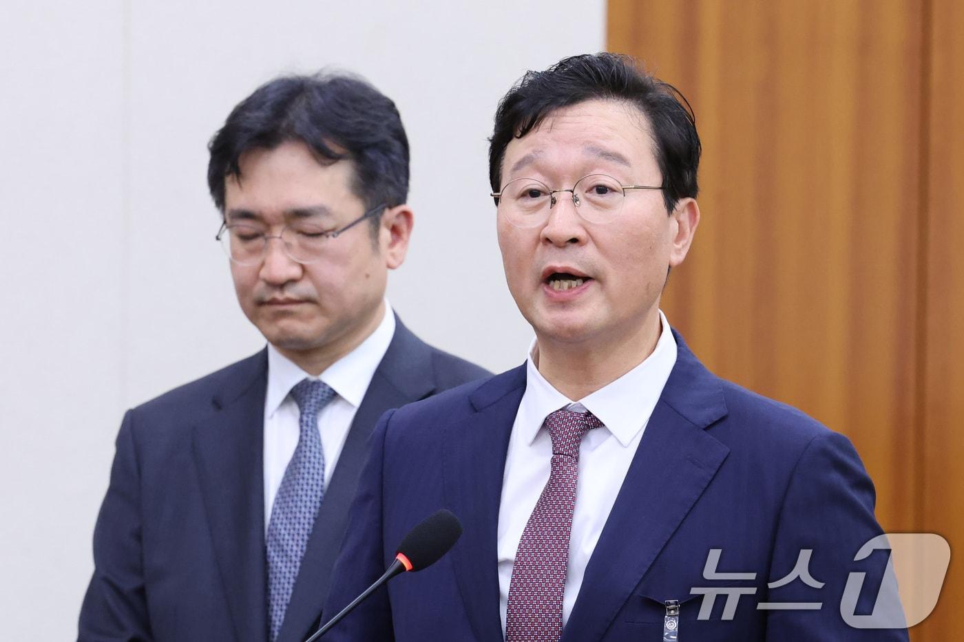 본문 이미지 - 송경호 전 서울중앙지검장과 대장동 수사를 주도했던 정일권 검사가 16일 서울 여의도 국회 윤석열정권정치검찰조작기소의혹사건진상규명국정조사특별위원회에서 열린 대장동·김용 전 민주연구원 부원장·위례신도시 조작기소 의혹 사건 청문회에서 의원 질의에 답변하고 있다. 2026.4.16 ⓒ 뉴스1 신웅수 기자