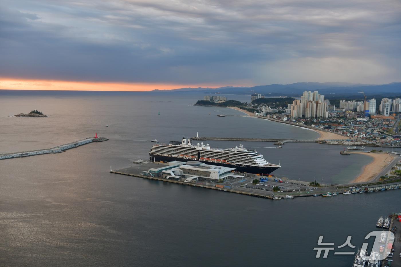 본문 이미지 - 과거 속초항 입항 당시 웨스테르담호.(속초시 제공, 재판매 및 DB 금지) 2026.4.16/뉴스1