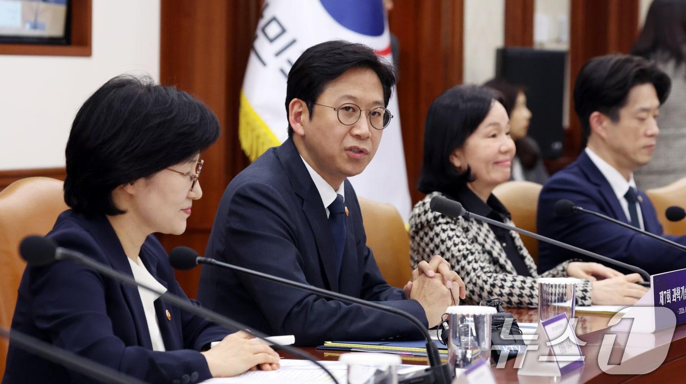 본문 이미지 - 배경훈 부총리 겸 과학기술정보통신부 장관이 16일 오후 서울 종로구 세종대로 정부서울청사에서 열린 과학기술관계장관회의에서 모두 발언을 하고 있다. 이날 회의에서 참석자들은 AI 돌봄기술 전주기 지원 전략(안) 등을 논의했다. 2026.4.16 ⓒ 뉴스1 김명섭 기자