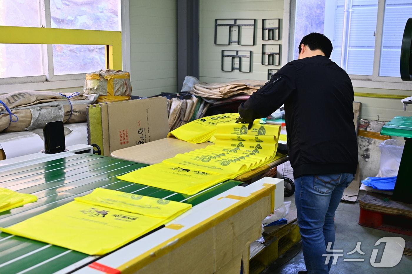 본문 이미지 - 속초지역 종량제봉투 업체.(속초시 제공,재판매 및 DB 금지) 2026.4.16/뉴스1