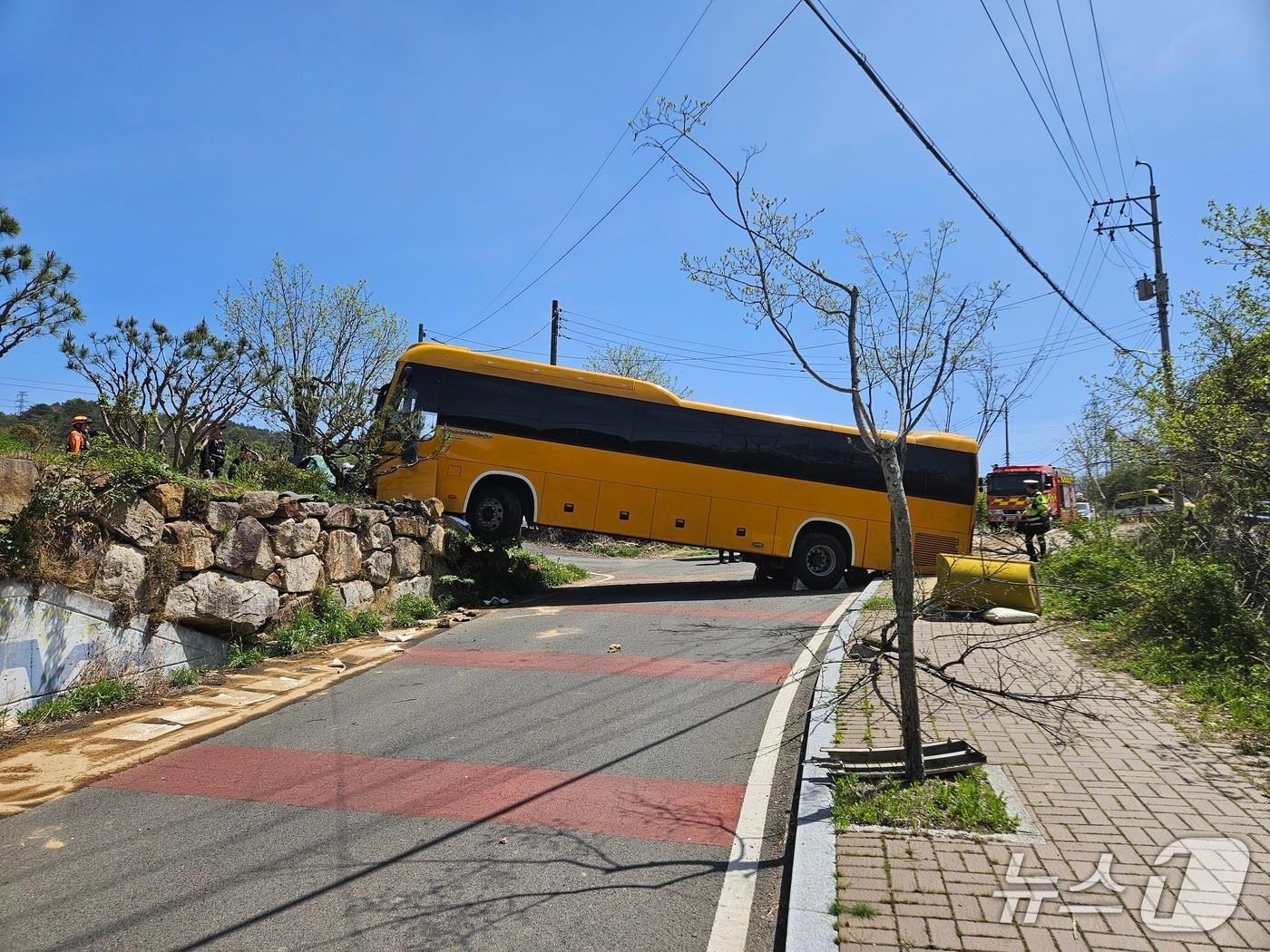 본문 이미지 - 16일 낮 12시 30분께 울산 중구 성안동의 한 도로에서 버스가 옹벽을 들이받았다.(울산경찰청 제공. 재판매 및 DB금지)/뉴스1