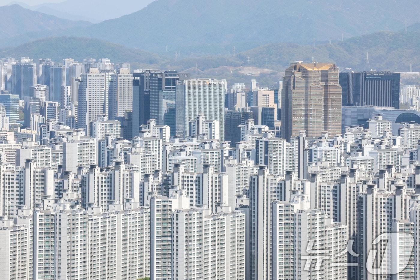 본문 이미지 -  서울 시내 아파트 단지 모습. 2026.4.16 ⓒ 뉴스1 조연우 인턴기자