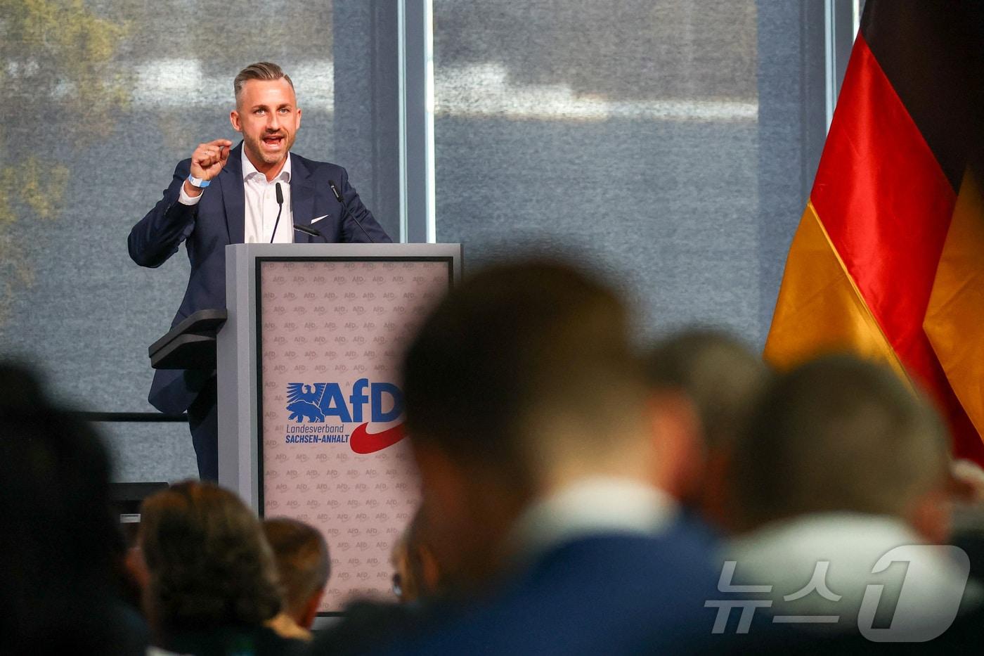 본문 이미지 - 울리히 지그문트 AfD 작센안할트주 수석 후보는 11일(현지시간) AfD 전당대회 연설에서 유럽이 이번 "역사적인 선거"를 지켜보고 있다며 "우리는 일관된 추방에 찬성하고, 무상 보육 시설에 찬성하며, 재이주에 찬성한다"고 밝혔다. 2026.04.11. ⓒ 로이터=뉴스1