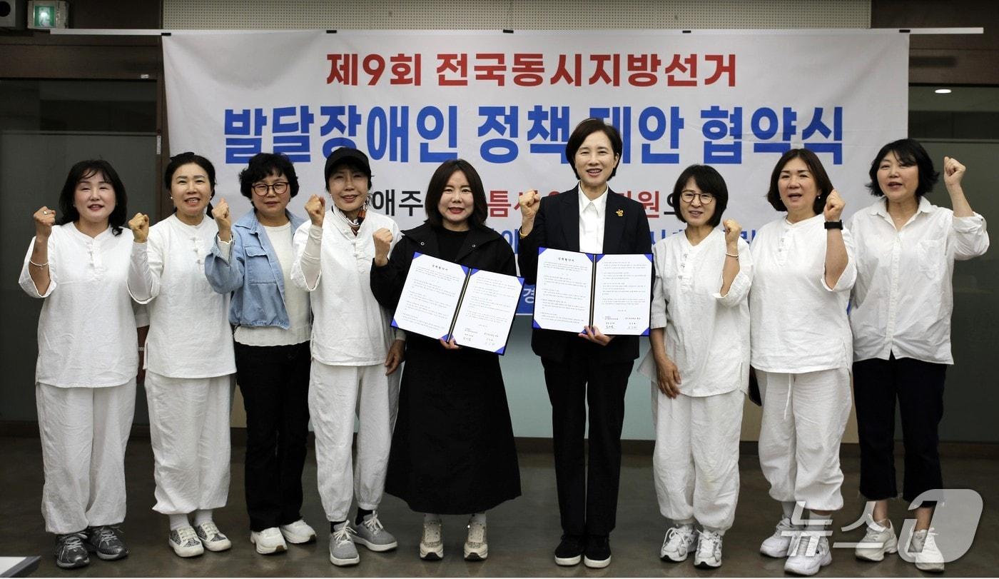 본문 이미지 - 국회 정문 앞 오체투지 농성장을 방문한 유은혜 경기도교육감 예비후보가 경기장애인부모연대 학부모들과 기념촬영을 하고 있다.(유 예비후보 선거사무소 제공) 