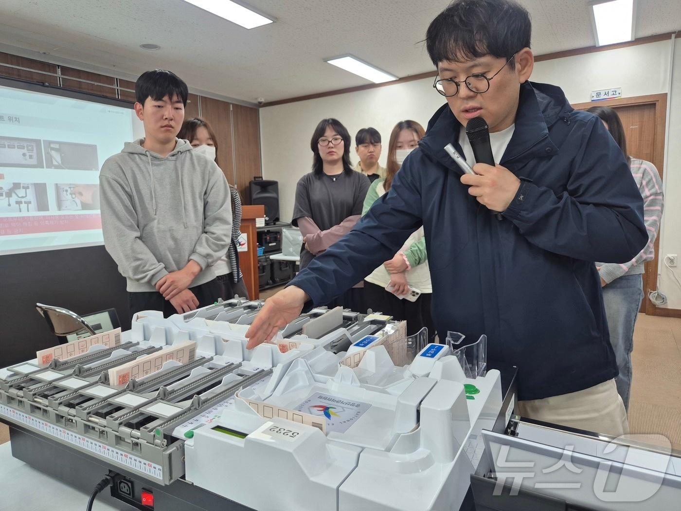 본문 이미지 - 16일 경남 창원시성산구선거관리위원회 사무실에서 선관위 직원이 6.3지방선거 투표지분류기 운영요원들을 대상으로 투표지분류기 사용방법을 교육하고 있다. 2026.4.16 ⓒ 뉴스1 강정태 기자