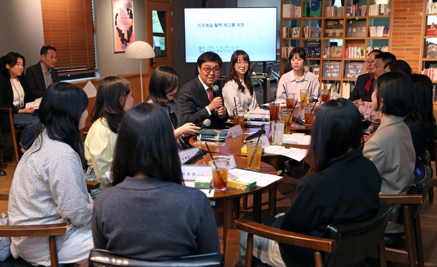 본문 이미지 - 문체부는 연수단원 확대에 그치지 않고 기초예술 분야 전체 추경 예산도 738억 원 늘렸다. 청년 일자리뿐 아니라 예술인, 영세 예술단체, 예술기업의 자생력을 함께 끌어올리겠다는 취지다.