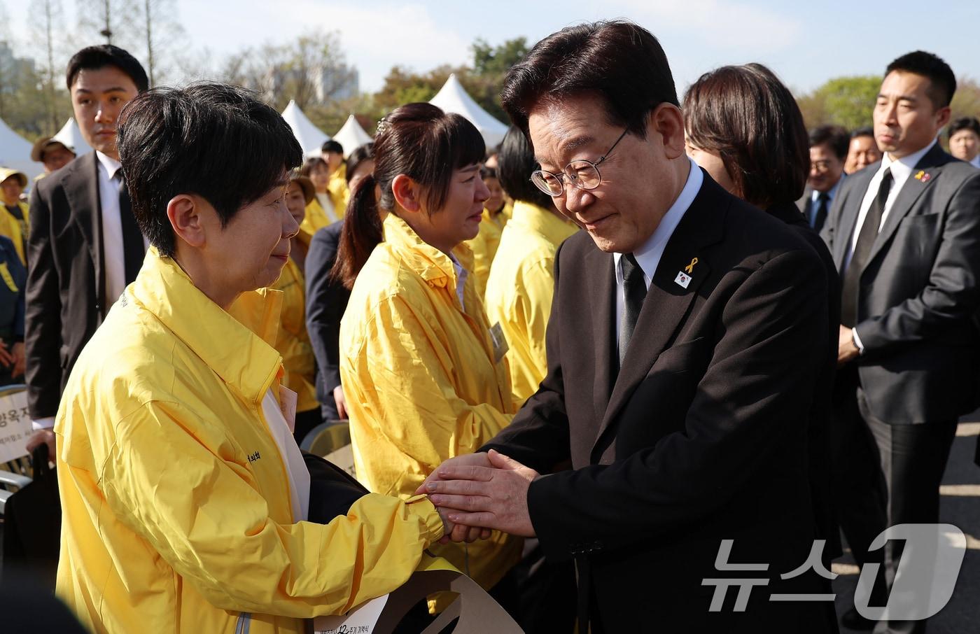 본문 이미지 - 이재명 대통령이 16일 경기 안산 단원구 화랑유원지에서 열린 세월호 참사 12주기 기억식을 마친 뒤 유가족을 위로하고 있다. (청와대통신사진기자단) 2026.4.16 ⓒ 뉴스1 허경 기자