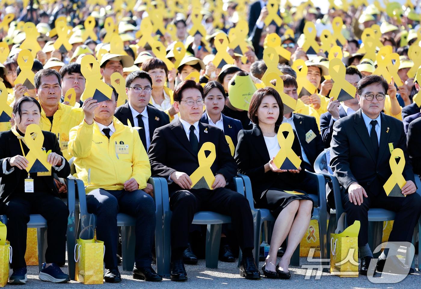 본문 이미지 - 이재명 대통령과 김혜경 여사가 16일 경기 안산 단원구 화랑유원지에서 열린 세월호 참사 12주기 기억식에서 노란 리본 피켓을 들고 있다. (청와대통신사진기자단) 2026.4.16 ⓒ 뉴스1 허경 기자