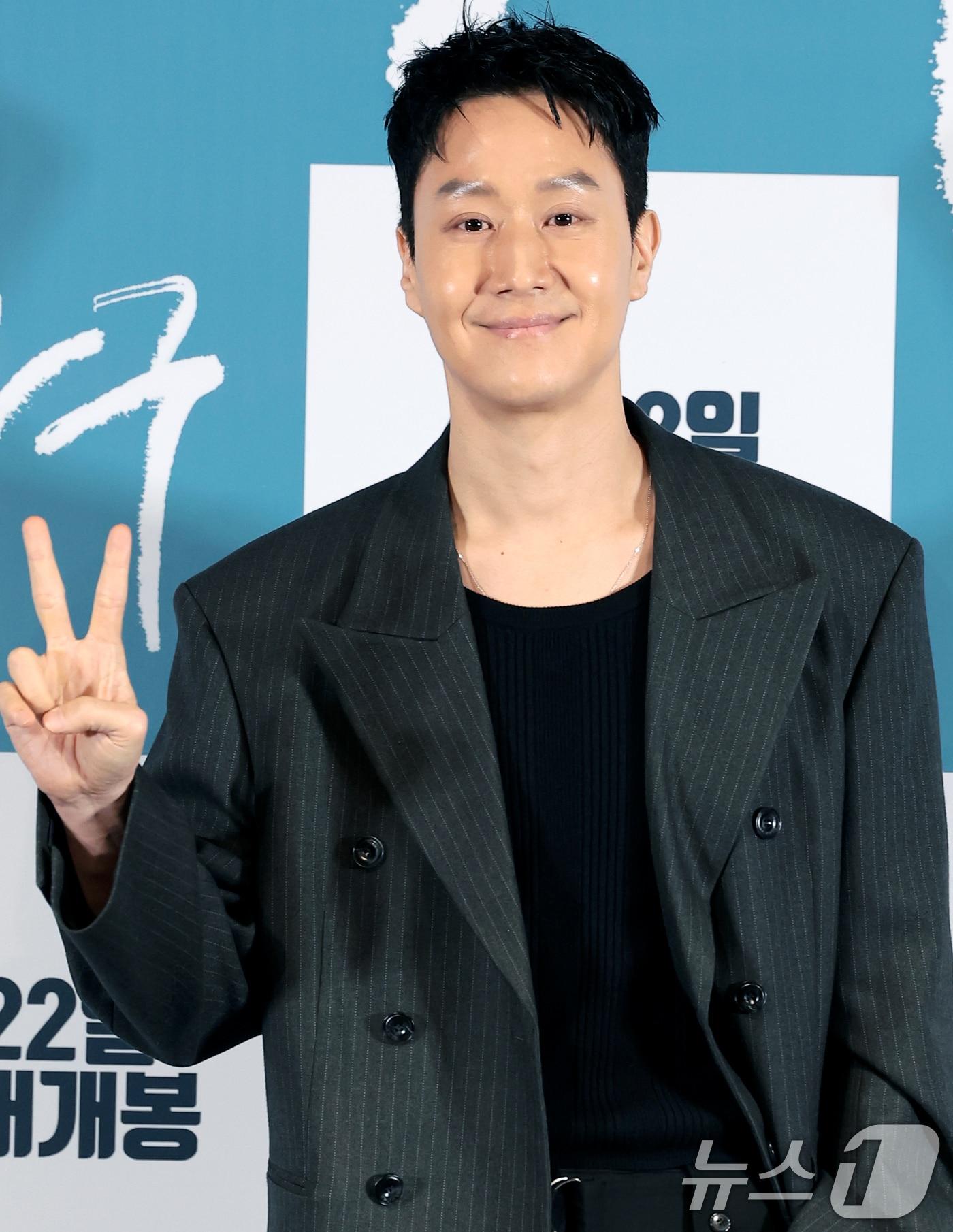 본문 이미지 - 배우 정우가 16일 서울 용산구 CGV용산아이파크몰에서 열린 영화 '짱구'(감독 정우, 오성호) 언론시사회에 참석해 포즈를 취하고 있다. '짱구'는 매번 꺾이고 좌절해도 배우가 되겠다는 바람 하나로 버티고 일어서는 오디션 천재 '짱구'(정우)의 유쾌하고 뜨거운 도전 드라마다. 2026.4.16 ⓒ 뉴스1 권현진 기자