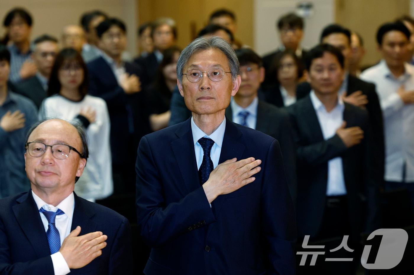 본문 이미지 - 고광헌 방송미디어통신심의위원회 위원장이 16일 오후 서울시 양천구 목동동로 방송회관에서 열린 취임식에서 국민의례를 하고 있다. 2026.4.16 ⓒ 뉴스1 박정호 기자