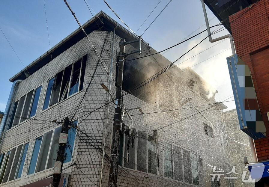 본문 이미지 - 16일 오후 4시 6분쯤 경북 영천시 완산동 상가건물 3층에서 불이나 소방 당국이 진화하고 있다.(경북소방본부 제공. 재판매 및 DB 금지)2026.4.16/뉴스1