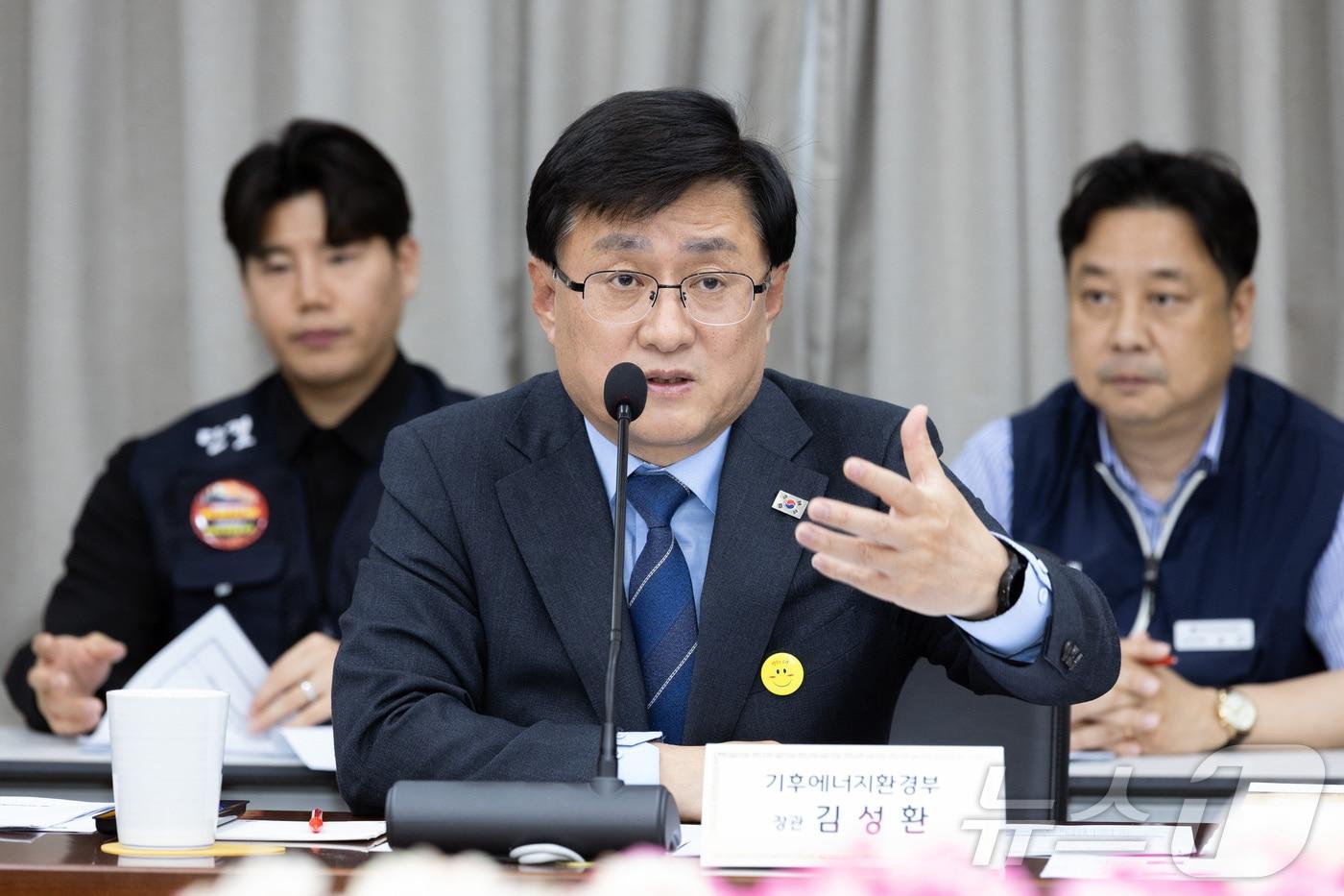 본문 이미지 - 김성환 기후에너지환경부 장관이 16일 서울 서초구 한강홍수통제소에서 발전공기업 노조 대표들과 간담회를 하고 있다. (기후에너지환경부 제공. 재판매 및 DB 금지) 2026.4.16 ⓒ 뉴스1