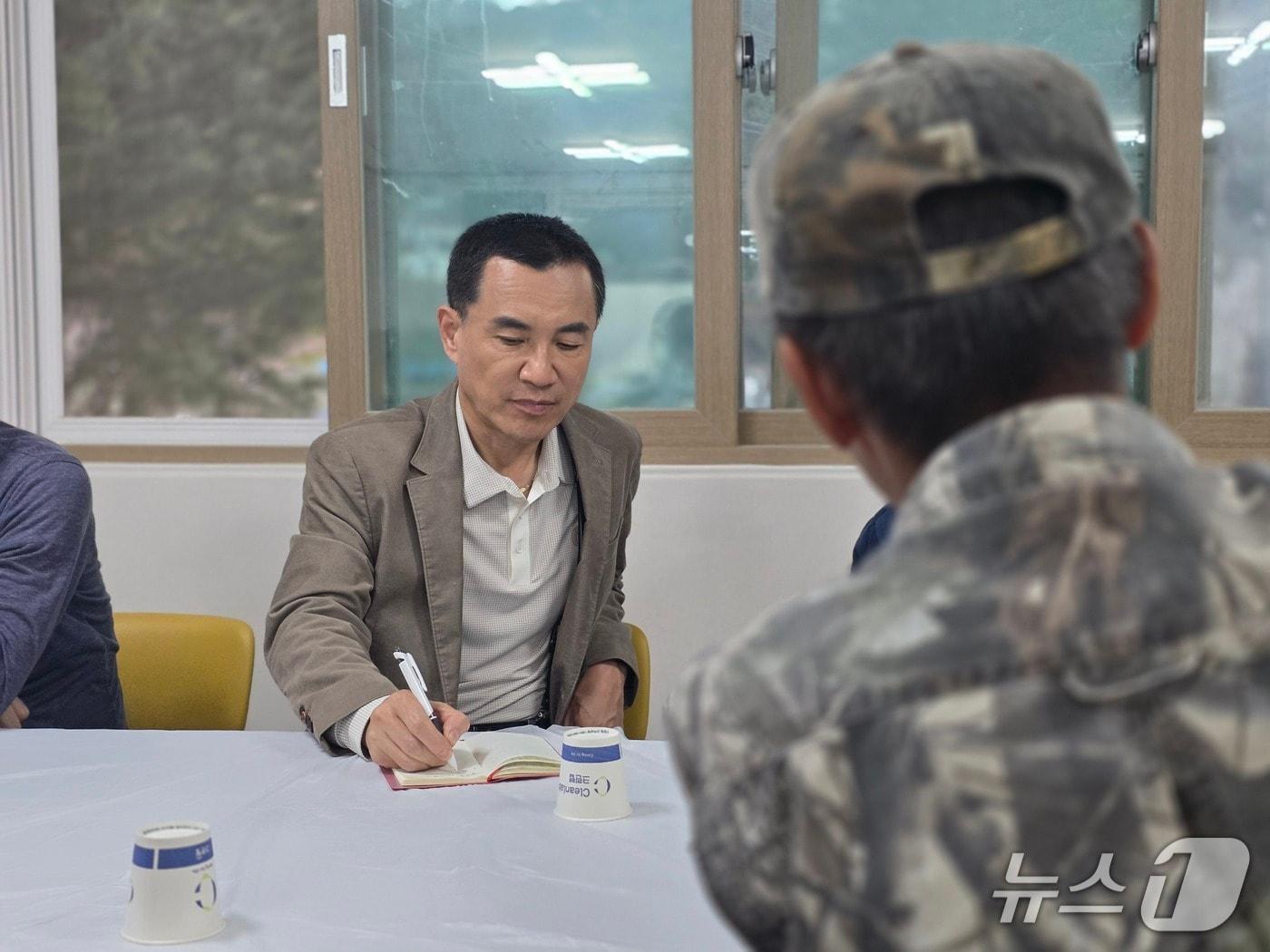 본문 이미지 - 김진태 강원특별자치도지사 예비후보는 15일 춘천시 신동면 증4리 마을회관에서 '회관일기' 2탄 일정을 소화했다. 김 후보는 이날 마울주민과 격의없는 대화를 나누며, 늦은 시간까지 간담회를 이어갔다.(김진태 예비후보 측 제공. 재판매 및 DB금지)/뉴스1