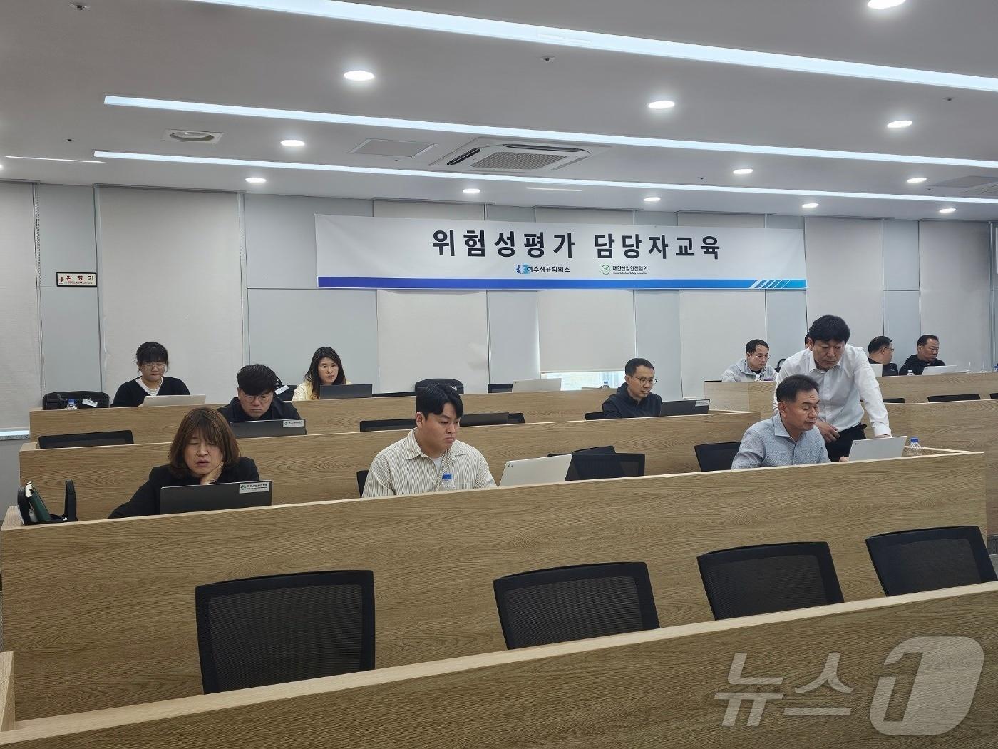 본문 이미지 - 여수상공회의소가 기타업종 사업장을 대상으로 안전관리 담당자 교육을 진행하고 있다. (여수상의 제공. 재판매 및 DB금지) ⓒ 뉴스1 김성준 기자