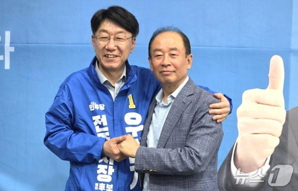 본문 이미지 - 임 전 완주군수가 16일 핵심 지지자들과 함께 우범기 전주시장 예비후보 선거사무소를 방문해 지지를 선언했다.(우범기 예비후보 측 제공, 재판매 및 DB 금지)/뉴스1