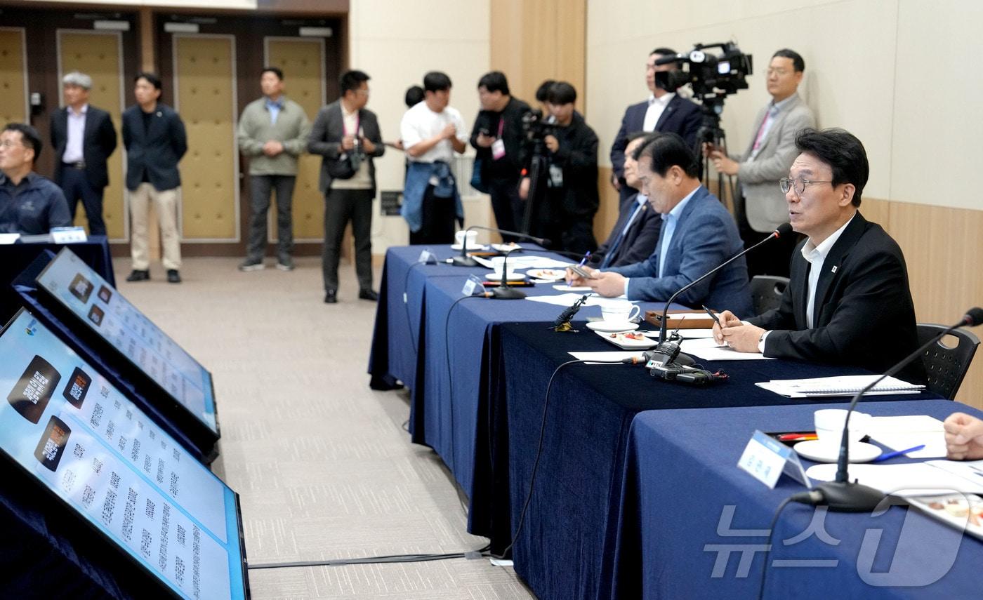 본문 이미지 - 김민석 국무총리가 지난 16일 여수엑스포장 컨벤션센터를 방문, 2026여수세계박람회 준비상황을 점검하고 있다.(전남도 제공. 재판매 및 DB금지) 2026.4.16 ⓒ 뉴스1 전원 기자