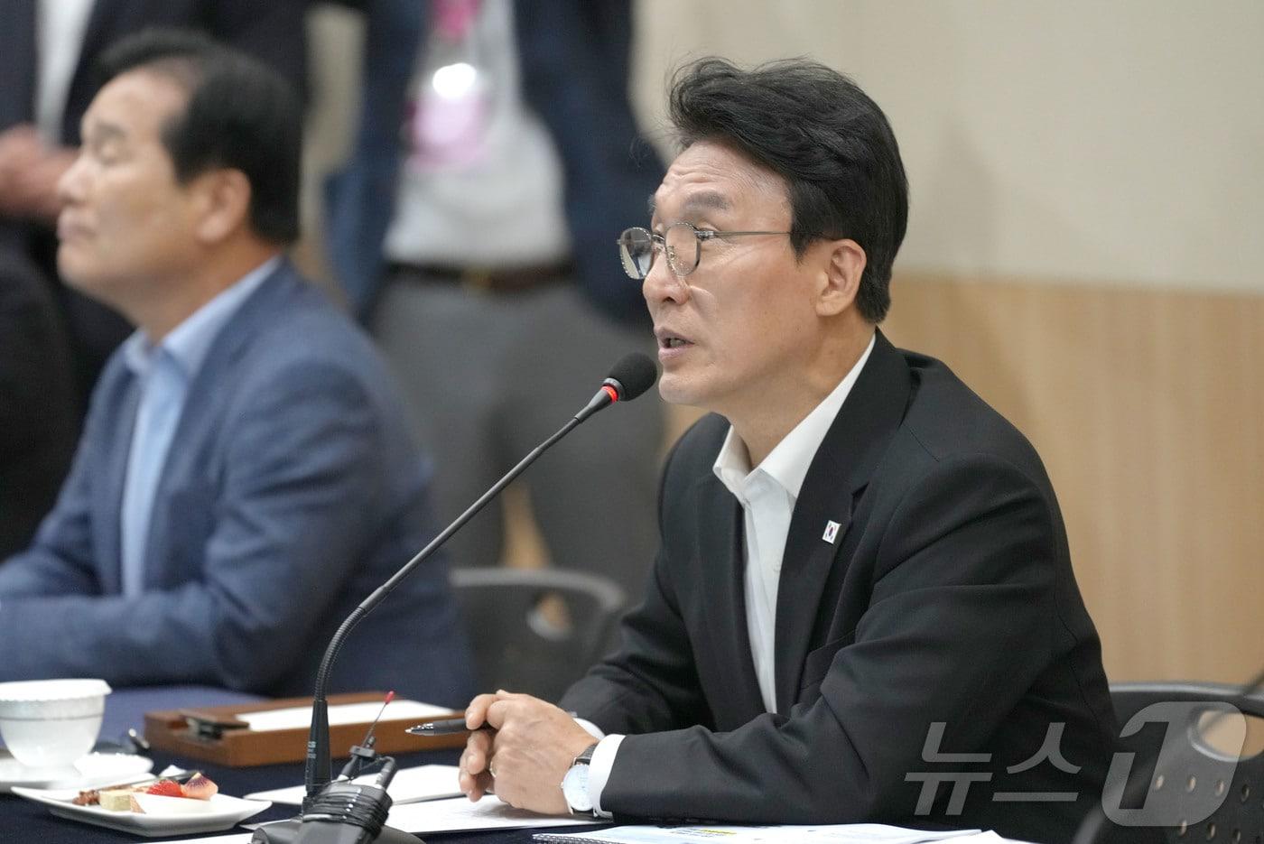 본문 이미지 - 김민석 국무총리가 16일 여수엑스포장 컨벤션센터를 방문, 2026여수세계박람회 준비상황을 점검하고 있다.(전남도 제공. 재판매 및 DB금지) 2026.4.16 ⓒ 뉴스1