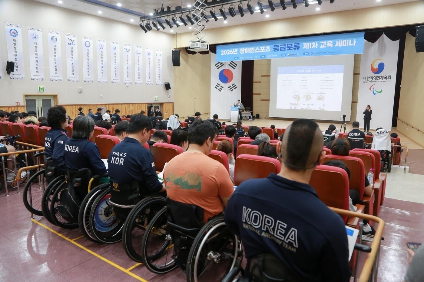 본문 이미지 - 이천선수촌에서 열린 제1차 장애인스포츠 등급분류 교육 세미나에서 국가대표 선수, 지도자들이 교육을 받고 있다.(대한장애인체육회 제공)