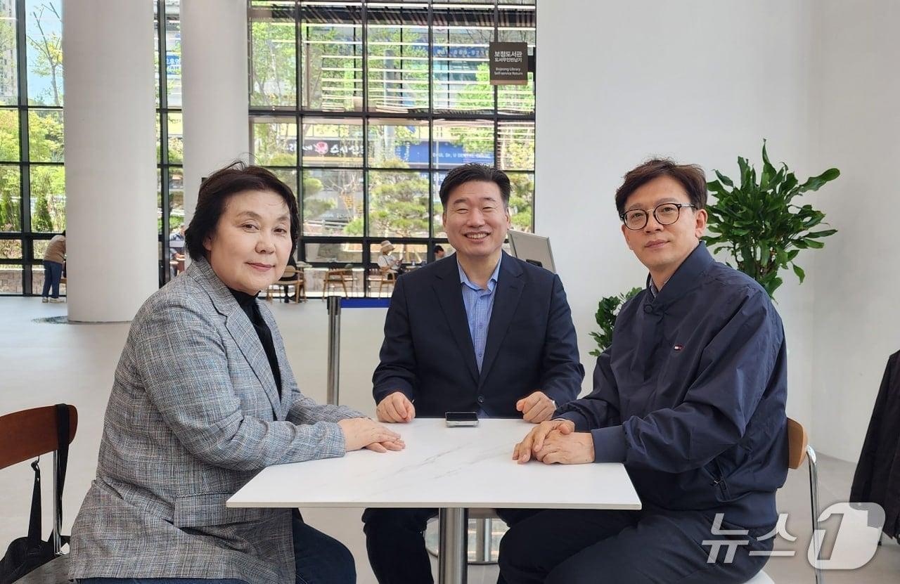 본문 이미지 - 현근택(오른쪽) 용인시장 후보가 16일 정춘숙 전 국회의원(왼쪽), 정원영 전 용인시정연구원장과 6·3지방선거 승리를 위한 협력방안을 논의하고 있다.(후보측 제공)