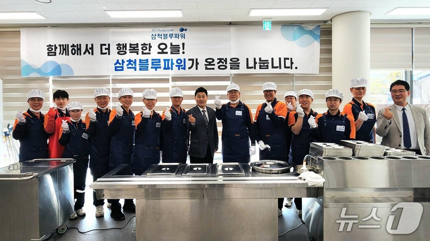 본문 이미지 - 삼척블루파워 어르신 배식봉사.(삼척블루파워 제공, 재판매 및 DB 금지) 2026.4.16/뉴스1