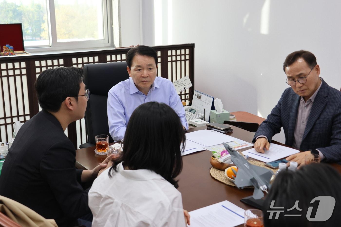 본문 이미지 - 성일종 국회의원(가운데)과 윤희신 태안군수 후보(맨 오른쪽)가 구글코리아 관계자들을 불러 ‘격렬비열도’ 표기 오류에 대한 시정 조치를 요청하고 있다.(성 의원실 제공. 재판매 및 DB금지)2026.4.16/뉴스1
