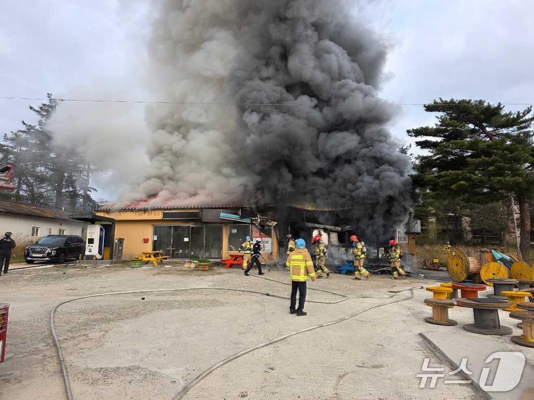 본문 이미지 - 강원 고성 토성면 상가 화재 현장.(강원도소방본부 제공, 재판매 및 DB금지)