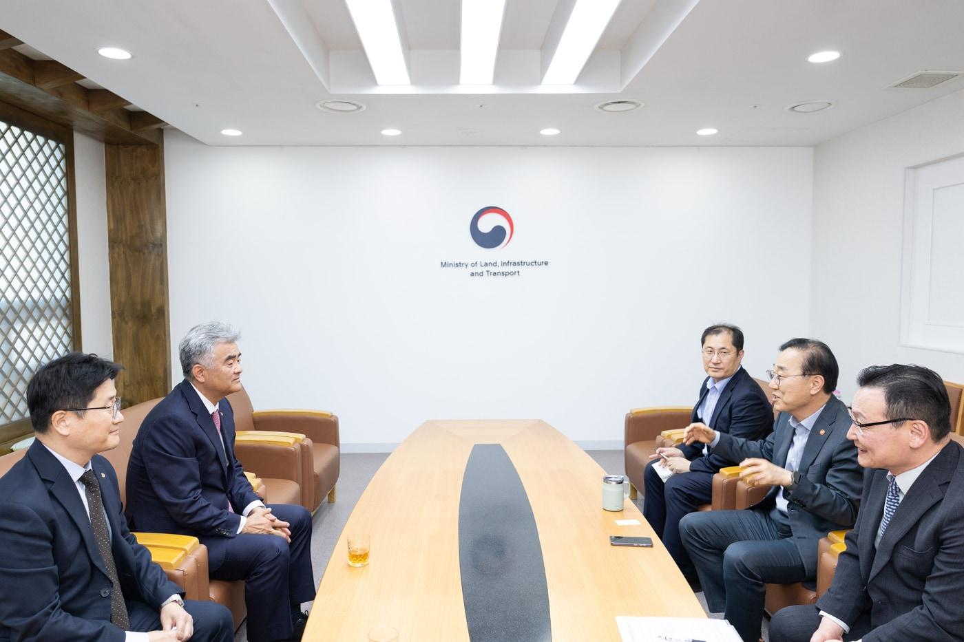 본문 이미지 - 김윤덕 국토부 장관이 16일 정원주 대우건설 회장과 면담을 진행하고 있다.(국토부 제공)