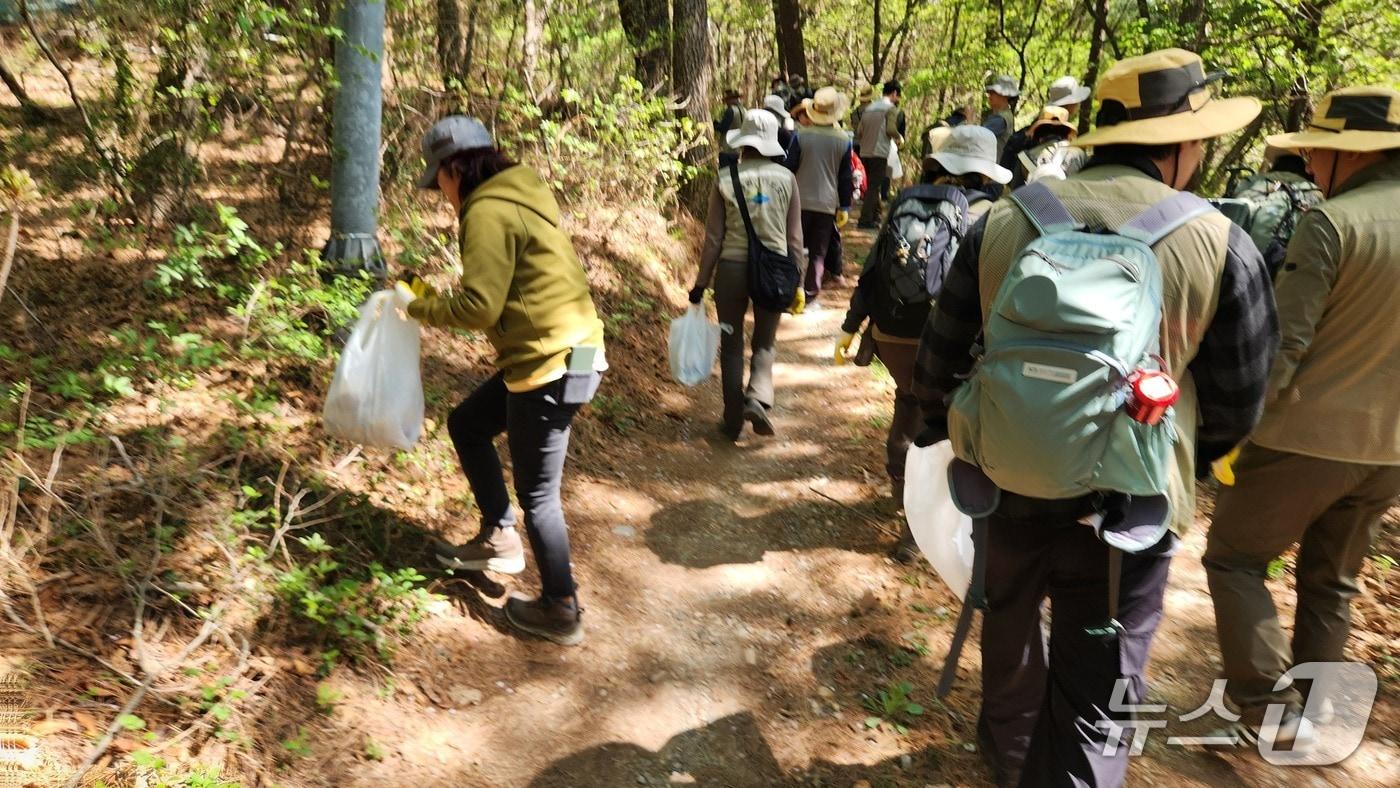 본문 이미지 - 캠페인 참석자들이 쓰레기 수거 등 환경개선 활동을 하고 있다.(금정산국립공원 사무소 제공. 재판매 및 DB금지)