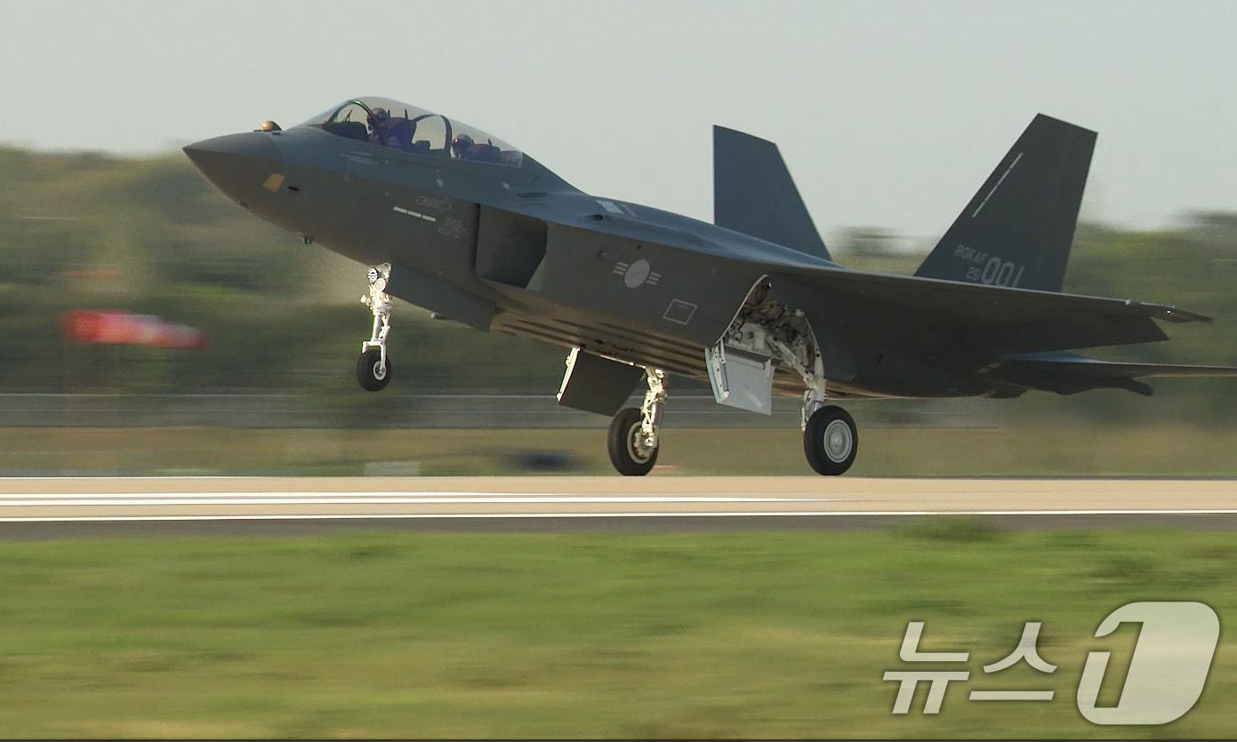 본문 이미지 - 한국형 초음속 전투기 KF-21 보라매 양산 1호기가 지난 15일 사천 제3훈련비행단에서 출고 22일 만에 생산시험비행을 하고 있다. (방위사업청 제공. 재판매 및 DB 금지) 2026.4.16 ⓒ 뉴스1