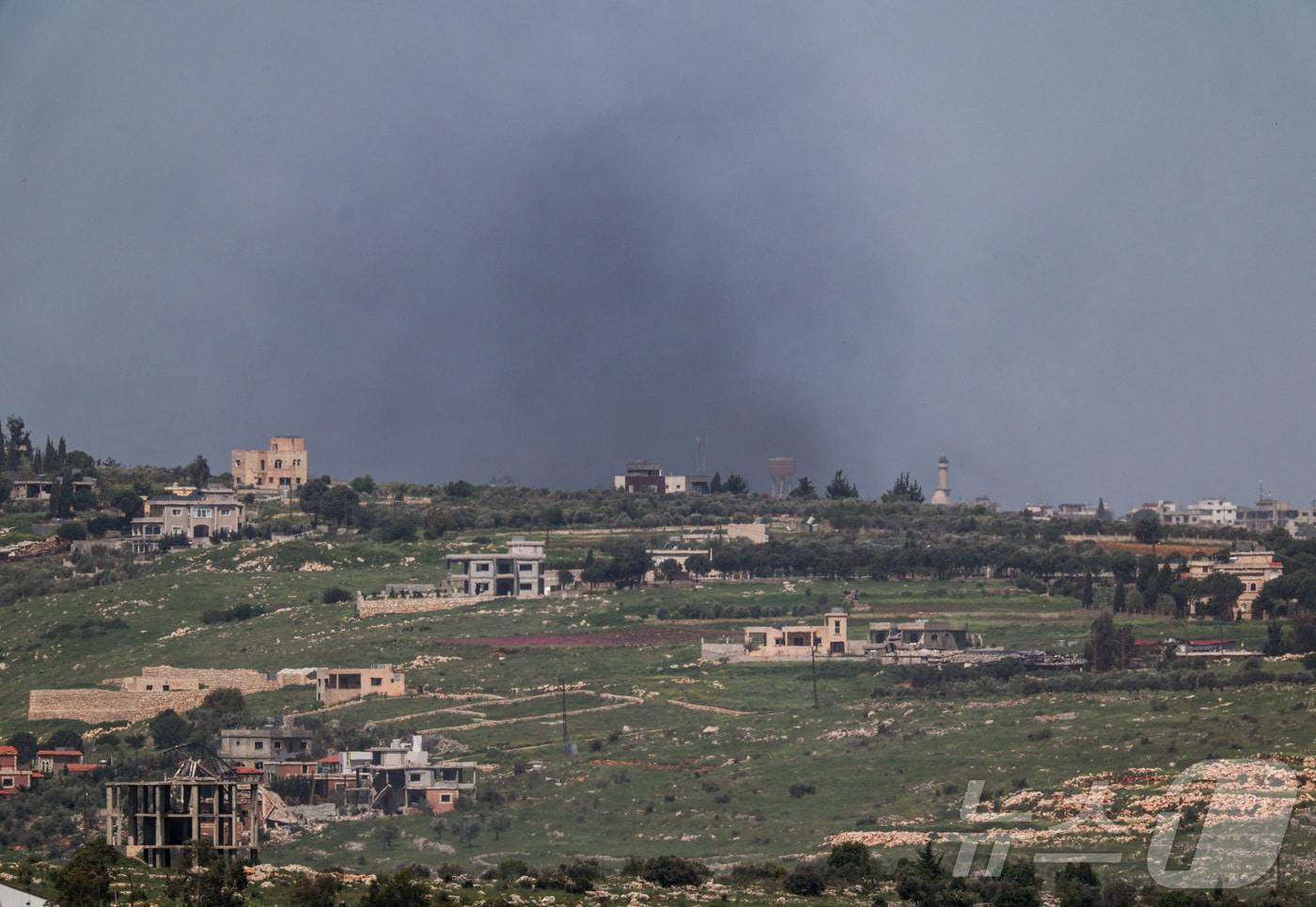 본문 이미지 - 16일(현지시간) 이스라엘 측 레바논 접경지에서 바라본 남부 레바논 상공에 폭발에 의한 것으로 추정되는 연기가 피어오르고 있다. 2026.04.16. ⓒ 로이터=뉴스1