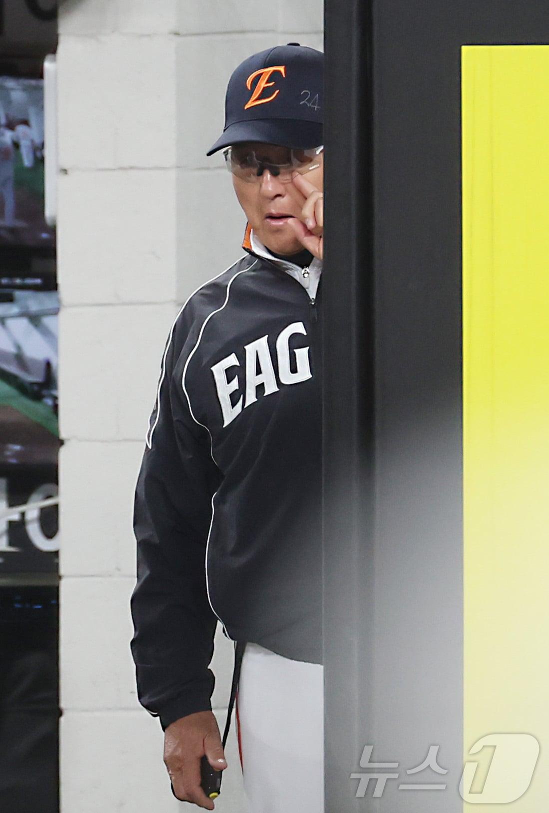 본문 이미지 - 16일 대전 한화생명볼파크에서 열린 2026 신한 SOL KBO리그 삼성 라이온즈와 한화 이글스의 경기에서 한화 김경문 감독이 연패를 이어가며 경기를 바라보고 있다. 2026.4.16 ⓒ 뉴스1 김기남 기자