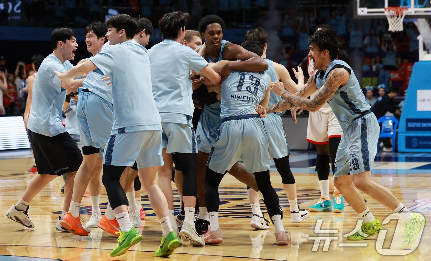 본문 이미지 - 소노 스카이거너스 선수들이 경기 고양시 일산서구 고양소노아레나에서 열린 '2025~2026시즌 LG전자 프로농구 6강 플레이오프 3차전' 서울 SK 나이츠와의 경기에서 64:63으로 승리해 4강 진출을 확정짓고 기뻐하고 있다. 2026.4.16 ⓒ 뉴스1 이호윤 기자